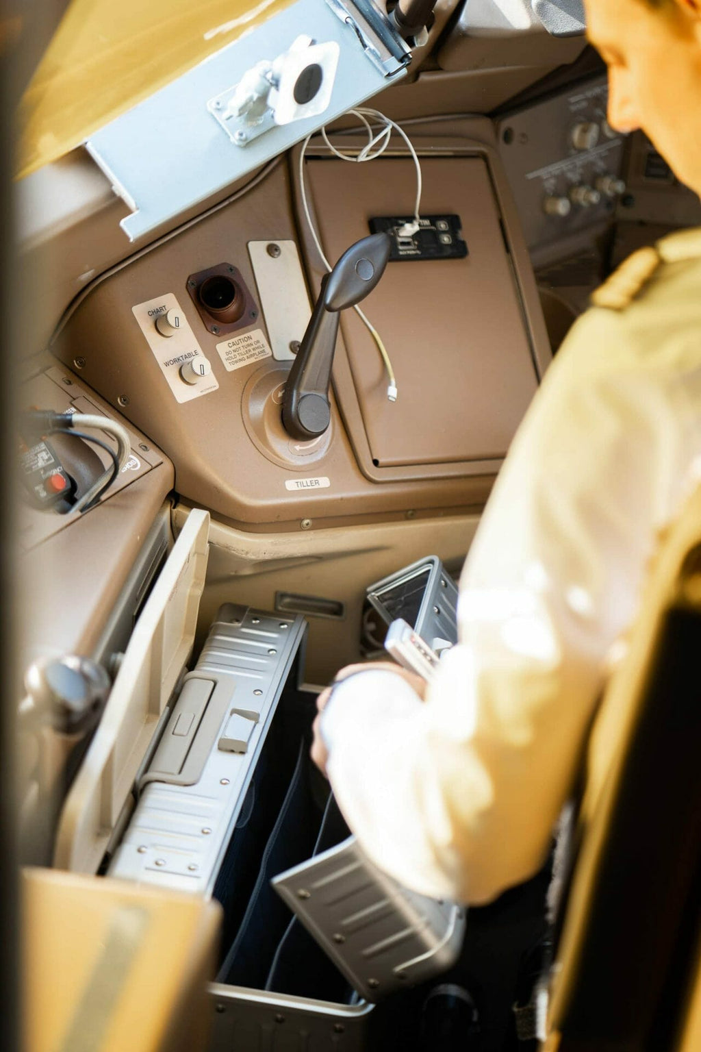 Pilot-case-aluminum-silver|Open platinum silver Aleon pilot case crafted from air craft grade aluminum|Aluminum pilot case with telescoping handle and full length piano hinge or unmatched durability|Silver pilot case with hands free carrying strap|Aluminum Pilots Case open and silver and black|Aluminum Pilots Case handle extended|Aluminum-pilotcase-silver-front-with-piano-hinges video overview|Alu