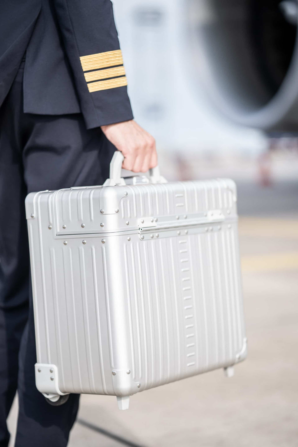 Pilot-case-aluminum-silver|Open platinum silver Aleon pilot case crafted from air craft grade aluminum|Aluminum pilot case with telescoping handle and full length piano hinge or unmatched durability|Silver pilot case with hands free carrying strap|Aluminum Pilots Case open and silver and black|Aluminum Pilots Case handle extended|Aluminum-pilotcase-silver-front-with-piano-hinges video overview|Alu