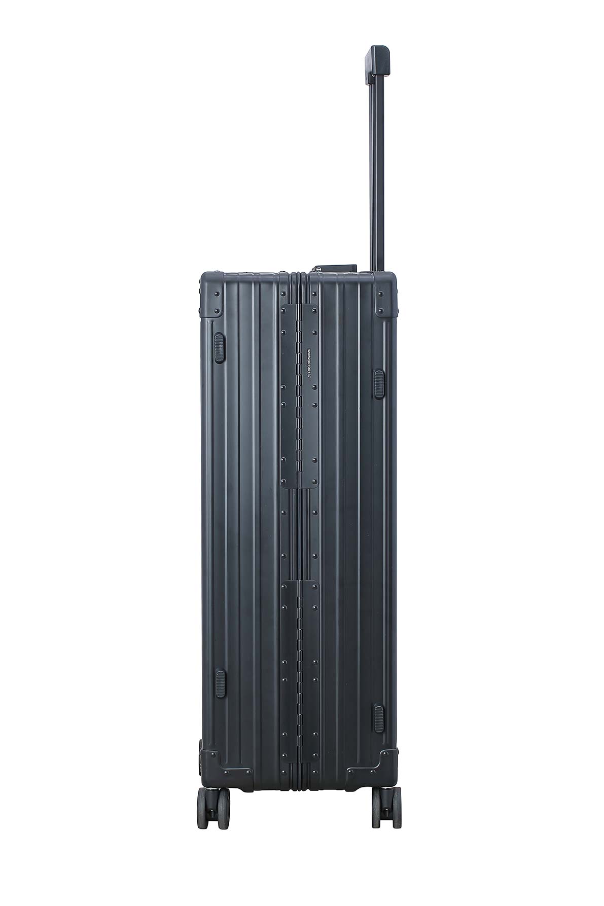 Black-32-inch-aluimunm-checked-bag|The black onyx ALEON 32″ Macro Plus glides smoothly through an airport terminal, its high-performance wheels designed for quiet and stable movement. The ergonomic telescoping handle ensures comfortable handling, even in bustling travel environments.|The ALEON 32″ black Macro Plus glides smoothly through an airport terminal, its high-performance wheels designed fo