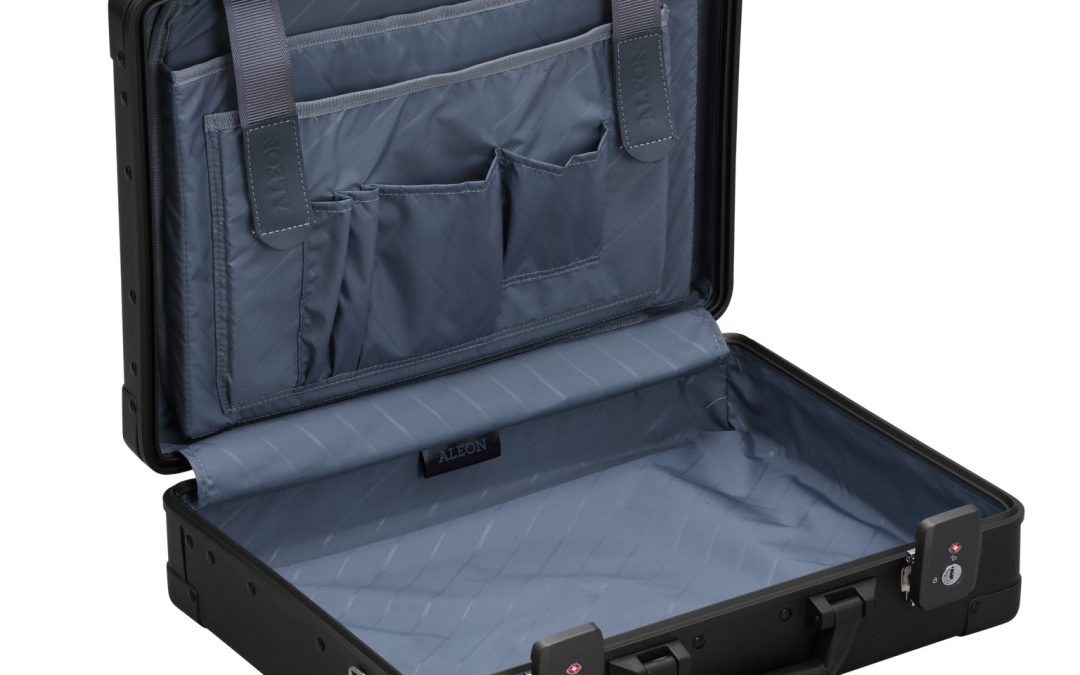 Briefcase-organizer in aluminum case
